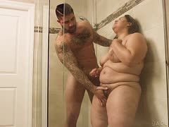 Unter der Dusche die Fette gebumst