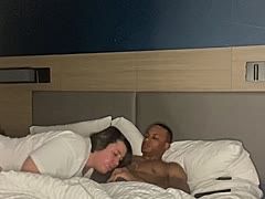 Eine schwarzer Muskelprotz fickt die Fette im Bett